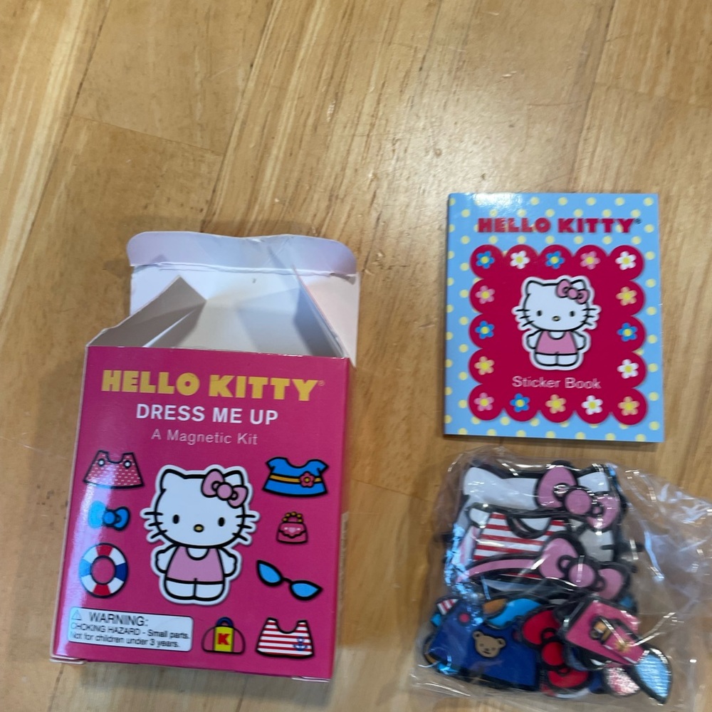 Hello Kitty magnet set